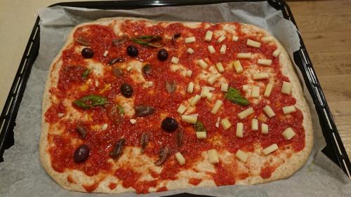 pizza leggera, olive e poco formaggio