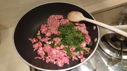 prepara il ripieno di carne