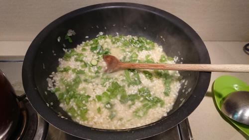 risotto e tagli di talli di zucchina: mescolare bene